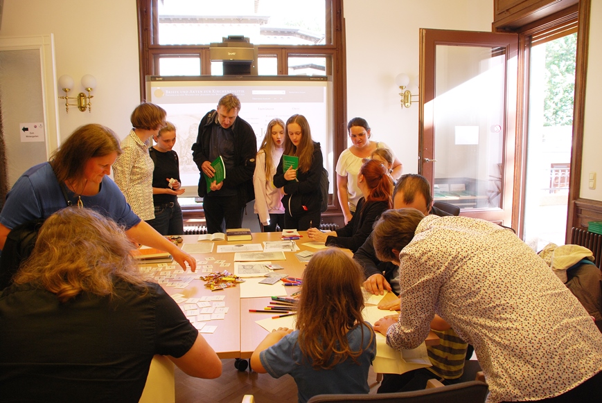 Besucher am Stand des Projekts